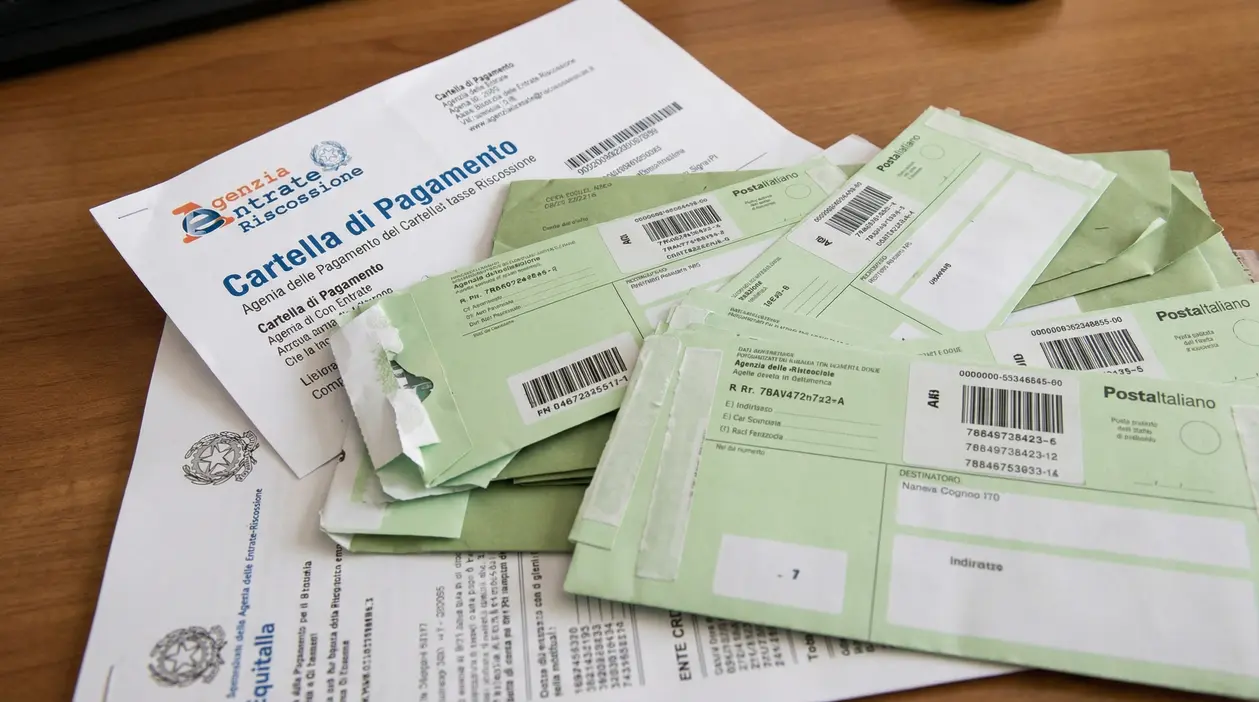 Cartella esattoriale e buste di notifica su una scrivania, tema allerta cartelle esattoriali