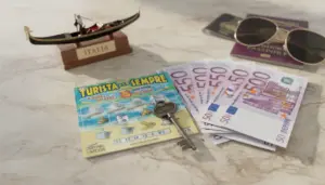 Gratta e vinci con banconote da 50 euro, una chiave, passaporto e occhiali su un tavolo, tema viaggio in Italia